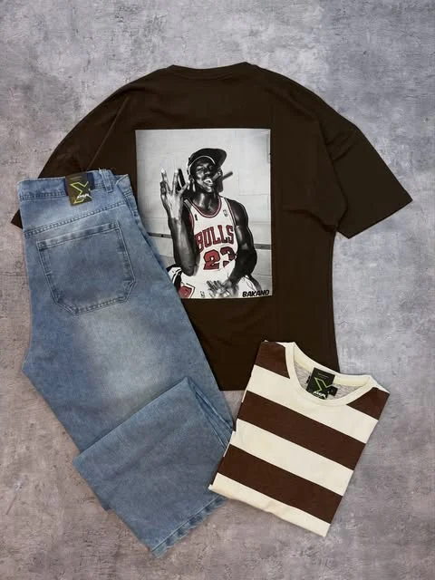 Remera marrón estampada Bulls con jean celeste