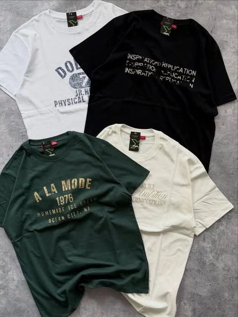 Remeras estampadas en blanco, negro, verde y crema