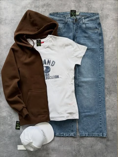 Buzo marrón con capucha, remera blanca y jean