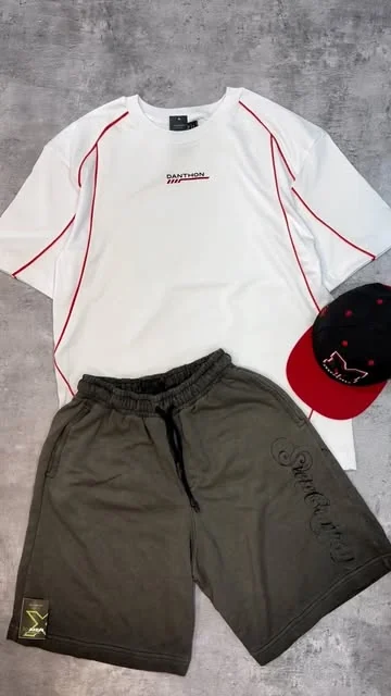 Remera blanca deportiva con bermuda verde oliva y gorra