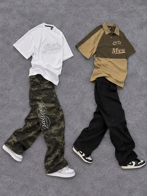 Cargo camuflado con remera blanca y chomba bicolor