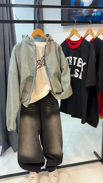Maniquí con campera, remera y jean baggy