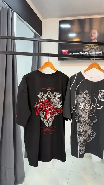 Remeras negras estampadas colgadas